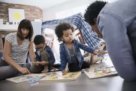 Kinder spielen mit Erwachsenen