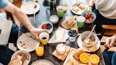 Leute beim Frühstück